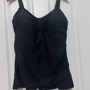 NWT Hilor swim top with slight ruffle detail at bottom. Adjustable straps 16